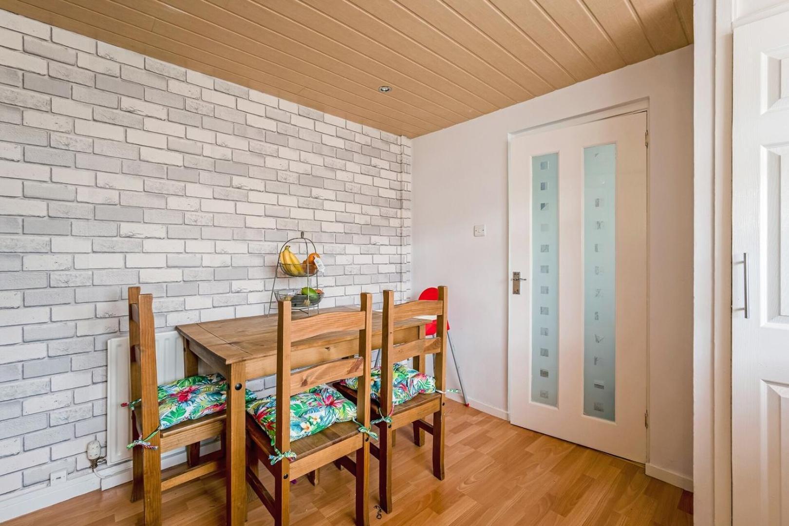Centrally Situated 1 Bedroom House In كومبيرنولد المظهر الخارجي الصورة
